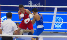 Разгромом завершился бой чемпиона Азии по боксу из Казахстана за медаль