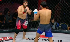 Досрочно завершился первый бой Казахстан — Узбекистан на турнире по ММА