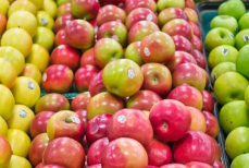 Большинство даже не догадывается — что означают наклейки с цифрами на яблоках