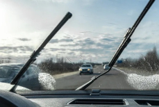 Надо ли менять дворники автомобиля на зимние