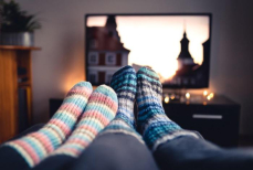 Психологи объяснили, почему мы любим пересматривать старые сериалы