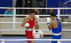 Нокаутом во втором раунде закончился бой чемпиона мира по боксу из Казахстана за «золото». Видео