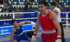 Видео красивого нокаута чемпиона мира по боксу из Казахстана в бою за «золото»
