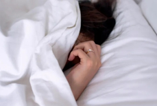 Почему категорически нельзя ложиться спать в украшениях