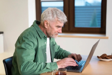 В Европе выявили неожиданную пользу Интернета для пенсионеров