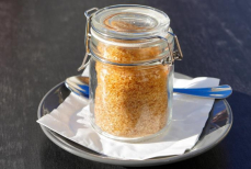 Зачем оставлять кусочек хлеба в банке с сахаром