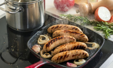 Кому нельзя есть колбасы и сосиски