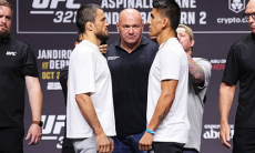 Нурмагомедов провел дуэль взглядов перед боем в UFC. Видео