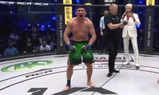 Куат Хамитов «взорвал» лигу АСА. Сенсационно победил топа, спел песню и нашел нового соперника