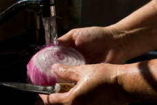 Нужно ли мыть лук перед нарезкой? Эксперты сказали, когда другого варианта и быть не может