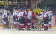 Хоккеиста унесли на носилках в матче чемпионата Казахстана. Видео