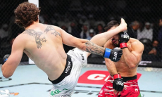 Глухим нокаутом закончился бой на турнире UFC с участием казахстанца. Видео