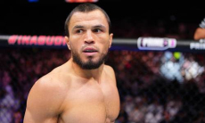 Бой Нурмагомедова обернулся нокдауном и разгромом в UFC