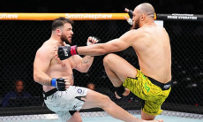 Бразильский боец вышел под «Матушка-земля» и победил за 84 секунды в UFC. Видео