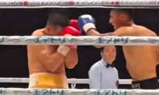 Непобеждённый узбекистанский боксёр победил нокаутом после отказа Хасанбоя Дусматова. Видео