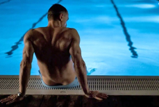 Стало известно, за сколько продали плавки Джеймса Бонда на аукционе