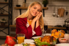 Названо самое полезное время для ужина, которого следует придерживаться