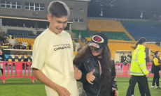 Шерхан Калмурза с мамой «зажгли» стадион чемпионским танцем. Видео