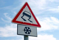 Осторожно, гололёд — что делать водителю на скользком участке