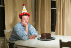 Психолог объяснила, откуда берётся грусть в день рождения