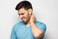 Почему от шеи болит голова и тянет плечо