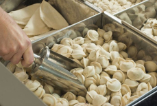 Из чего делают дешевые пельмени и почему они опасны