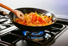 Названы признаки того, что пора менять сковороду — и что будет, если этого не сделать