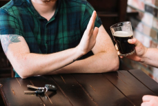 На сколько лет алкоголь приближает инсульт