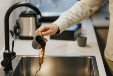 Названа странная причина никогда не выливать кофе в раковину