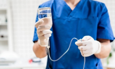 Врач объяснил, делать ли капельницы для иммунитета