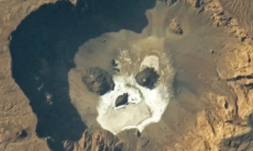 Ученые засняли череп длиной в 1000 метров в вулканической яме в Сахаре