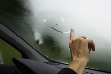 Что положить в салон авто, чтобы не запотевали стекла. Советы опытных водителей