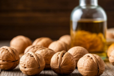 Как расколоть грецкий орех без щипцов — простой способ с бутылкой