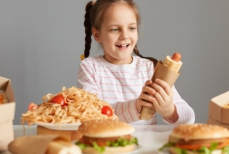 Педиатр предупредил, какими деликатесами нельзя кормить детей