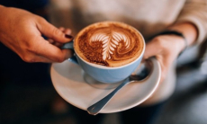 Любителей выпить кофе перед походом в туалет предупредили об опасности для кишечника