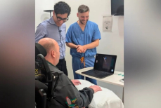 Парализованному британцу вживили в мозг чип и теперь он силой мысли играет в компьютер