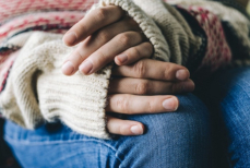 Кардиолог назвала скрытые причины холодных рук и ног