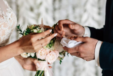 Астрологи рассказали, каким знакам зодиака не стоит вступать в брак по расчёту.