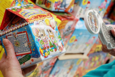 Чем опасны сладкие новогодние подарки для детей — рассказал врач