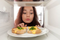 Семь простых блюд, которые подросток сможет приготовить в микроволновке за минуты