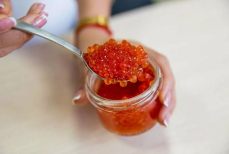 Кому опасно есть красную икру — рассказала врач