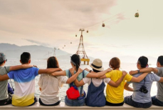 Почему с годами дружить становится труднее — и как не потерять близких людей