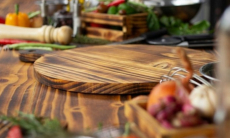 Названы скрытые угрозы долгого использования разделочных досок на кухне