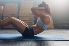 Сколько скручиваний на пресс нужно делать в 20, 30, 40, 50 и 60 лет: фитнес-эксперт назвал точные цифры