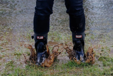 Как быстро высушить промокшую обувь — простой и эффективный способ