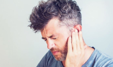 Врач рассказал об опасности одностороннего использования наушников