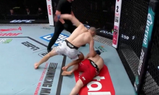 Российский боец улетел в нокаут за минуту в основном карде турнира UFC. Видео