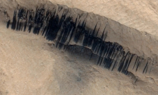 Что могут означать таинственные черные полосы на Марсе