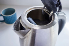 Накипь в чайнике повышает счета за электроэнергию. Вот как от нее избавиться