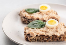 Найдены три продукта, которые обгоняют лосось по витамину D. Важно добавить в рацион зимой